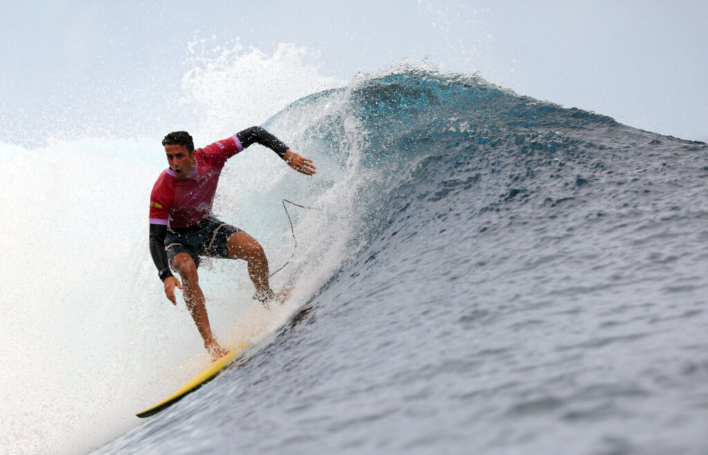 Juegos Olímpicos de París 2024 - Surf - Ronda masculina 1 - Heat 6 - Teahupo'o, Tahití, Polinesia Francesa - 27 de julio de 2024. Andy Criere de España en acción durante el Heat 6. REUTERS/Carlos Barira