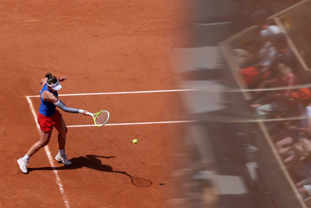 Juegos Olímpicos de París 2024 - Tenis - Primera Ronda de individuales femeninos - Estadio Roland-Garros, París, Francia - 28 de julio de 2024. Barbora Krejcikova de la República Checa en acción durante su primera ronda contra Sara Sorribes Tormo de España. REUTERS/Claudia Greco