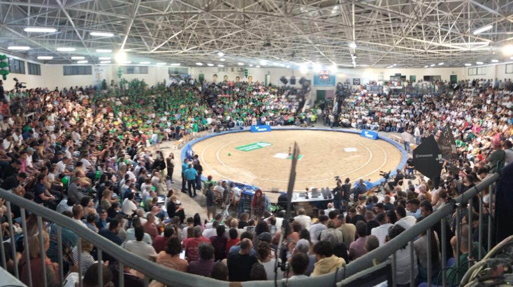 Lleno absoluto en el terrero de Tinajo en Lanzarote donde se disputó la Final del Torneo Disa-Gobierno de Canarias 2024 / Terrero y Gloria 