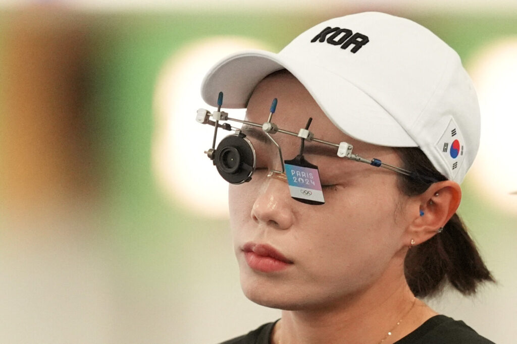 Juegos Olímpicos de París 2024 - Tiro - Calificación femenina de pistola de aire 10m - Centro de tiro Chateauroux, Dols, Francia - 27 de julio de 2024. Yeji Kim de Corea del Sur en acción. REUTERS/Amr Alfiky