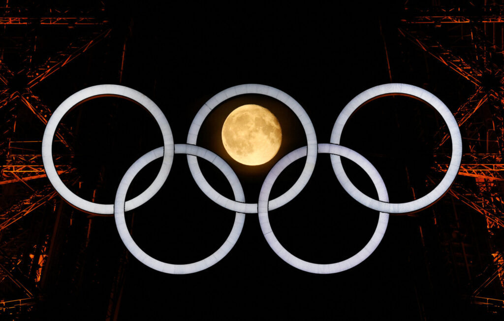 La luna llena entre los aros olímpicos / 22 de julio de 2024 / REUTERS / Kai Pfaffenbach