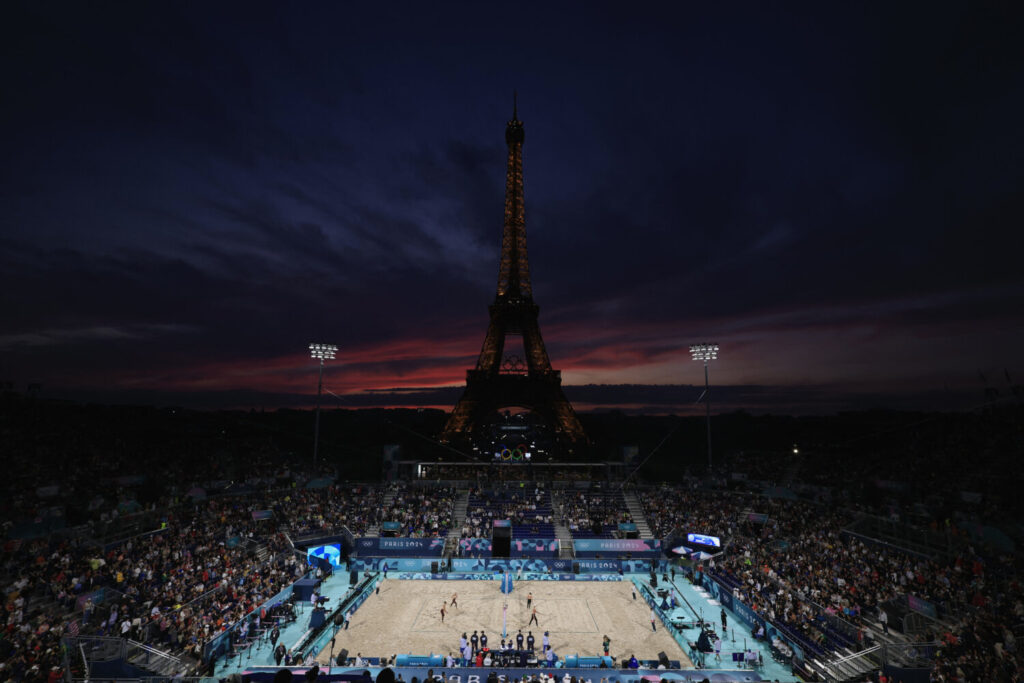 Juegos Olímpicos de París 2024 - Vóley Playa - Fase Preliminar Femenina - Grupo B - Estados Unidos vs Canadá (Nuss/Kloth vs Bansley/Bukovec) - Estadio de la Torre Eiffel, París, Francia - 27 de julio de 2024. Vista general del Estadio de la Torre Eiffel durante el atardecer. REUTERS/Louisa Gouliamaki