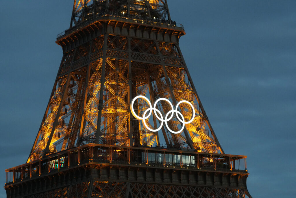 22 de julio de 2024, París, Francia; Los anillos olímpicos adornan la Torre Eiffel antes de los Juegos Olímpicos de París 2024. / Kirby Lee -USA TODAY Deportes / Reuters 