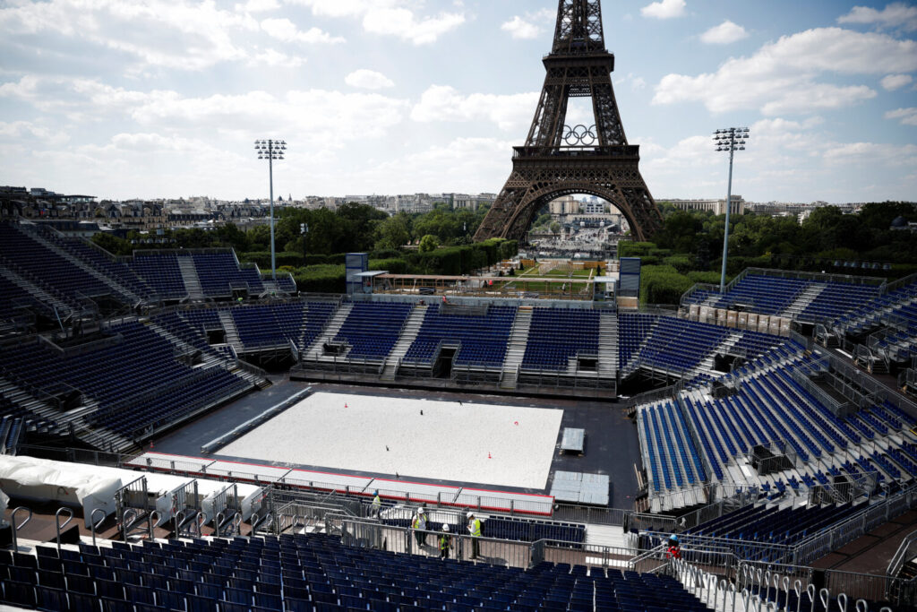 Una vista general del Estadio de la Torre Eiffel, un lugar donde se celebrarán eventos de voleibol de playa durante los Juegos Olímpicos de París 2024, al pie de la Torre Eiffel en París, Francia, el 25 de junio de 2024. REUTERS/Benoit Tessier