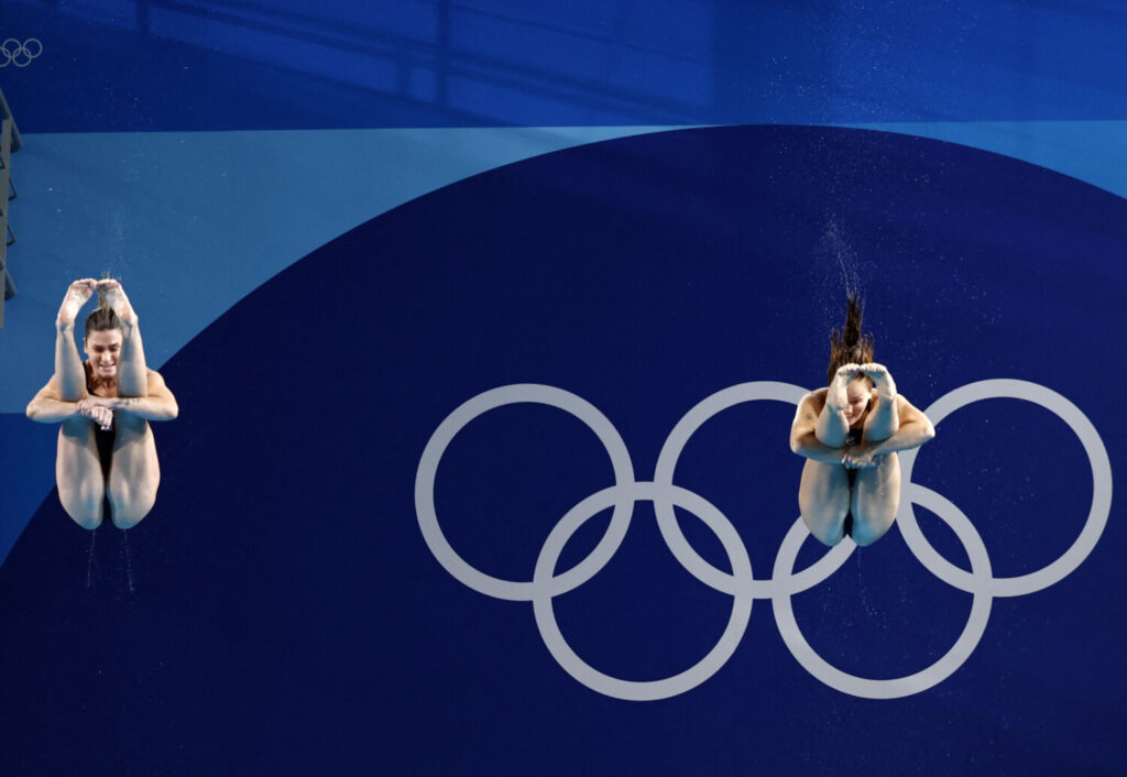 Buceo - final de trampolín sincronizado para mujeres de 3m - Centro acuático, Saint-Denis, Francia - 27 de julio de 2024. Elena Bertocchi de Italia y Chiara Pellacani de Italia en acción REUTERS/Gonzalo Fuentes