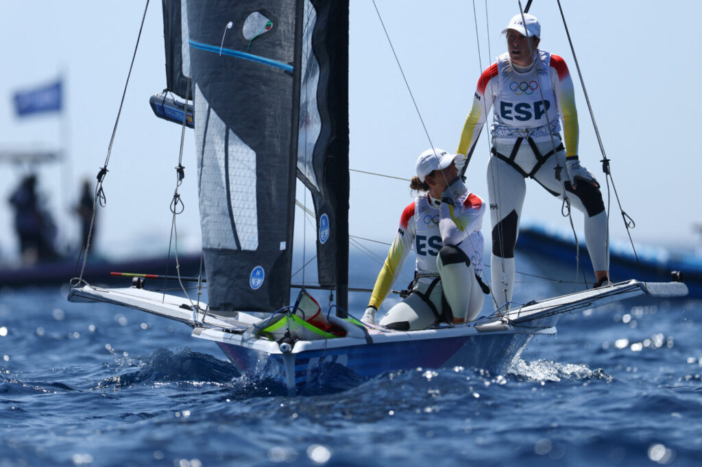 Juegos Olímpicos de París 2024 - Vela - Skiff femenino - Puerto deportivo de Marsella, Marsella, Francia - 28 de julio de 2024. Tamara Echegoyen Domínguez de España y Paula Barceló Martín de España en acción. REUTERS/Lisi Niesner