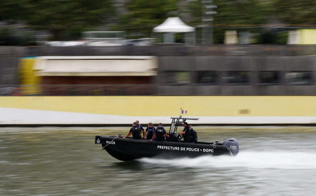 Aumentan las patrullas de vigilancia en el río Sena con motivo de los Juegos Olímpicos / 21 de julio de 2024 / REUTERS/Gonzalo fuentes