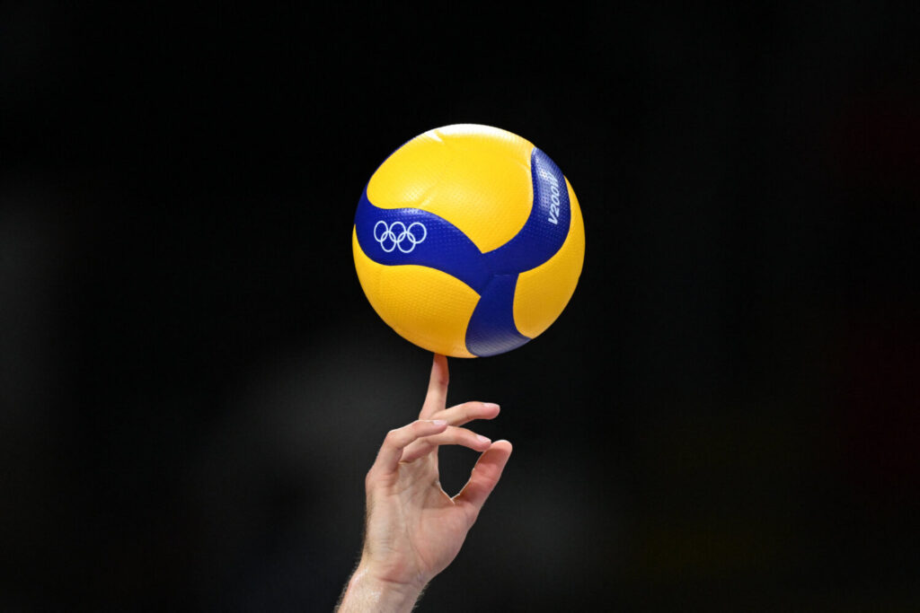 Voleibol - Ronda preliminar masculina - Grupo C - Japón vs Alemania - South Paris Arena 1, París, Francia - 27 de julio de 2024. Gyorgy Grozer de Alemania con el voleibol durante el calentamiento antes del partido. REUTERS/Annegret Hilse