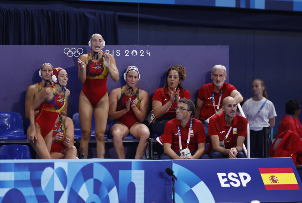 Juegos Olímpicos de París 2024 - Waterpolo - Ronda preliminar femenina - Grupo B - España vs Francia - Centro Acuático, Saint-Denis, Francia - 27 de julio de 2024. Atletas de España animan. REUTERS/Gonzalo Fuentes