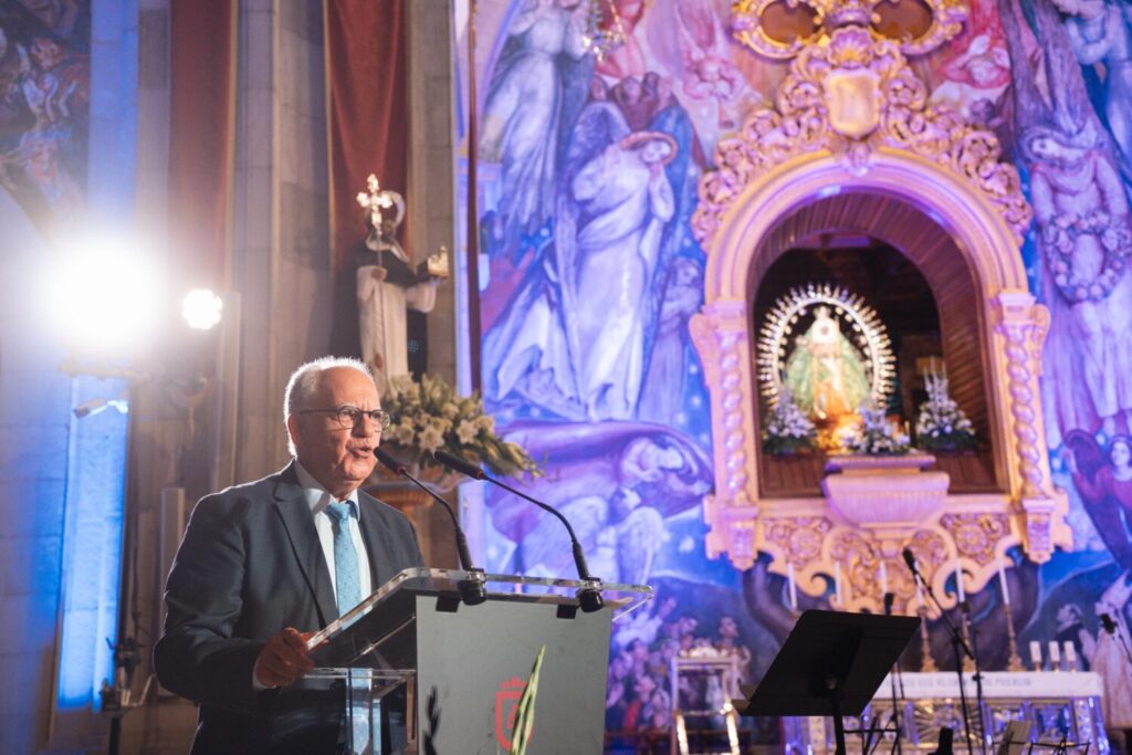 Casimiro Curbelo durante el pregón de las fiestas de La Candelaria, agosto 2024. Foto Ayuntamiento de Candelaria 