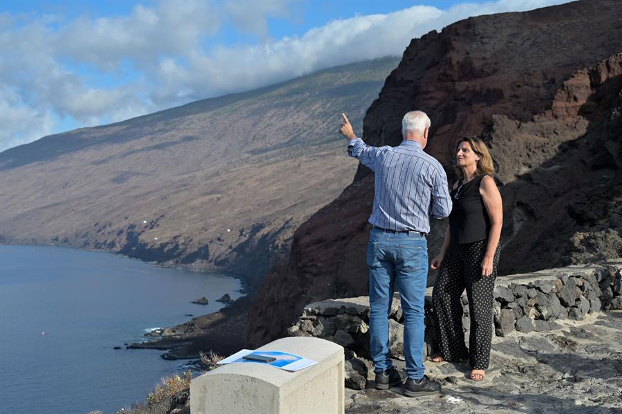 La vicepresidenta del Gobierno y ministra para la Transición Ecológica y el Reto Demográfico, Teresa Ribera, durante su visita al entorno natural del Mar de las Calmas. Imagen EFE 