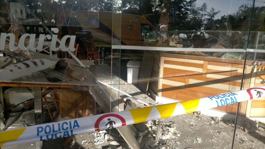 Imagen de la fachada de la cafetería afectada por la caída del techo en Santa Cruz de Tenerife. Foto de Elena Falcón