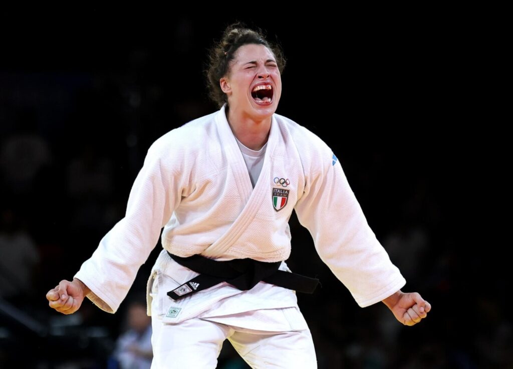 París (Francia), 01/08/2024.- Alice Bellandi celebra su victoria contra Inbar Lanir de Israel. Final de Judo en París 2024. EFE/EPA/CHRISTOPHE PETIT TESSON