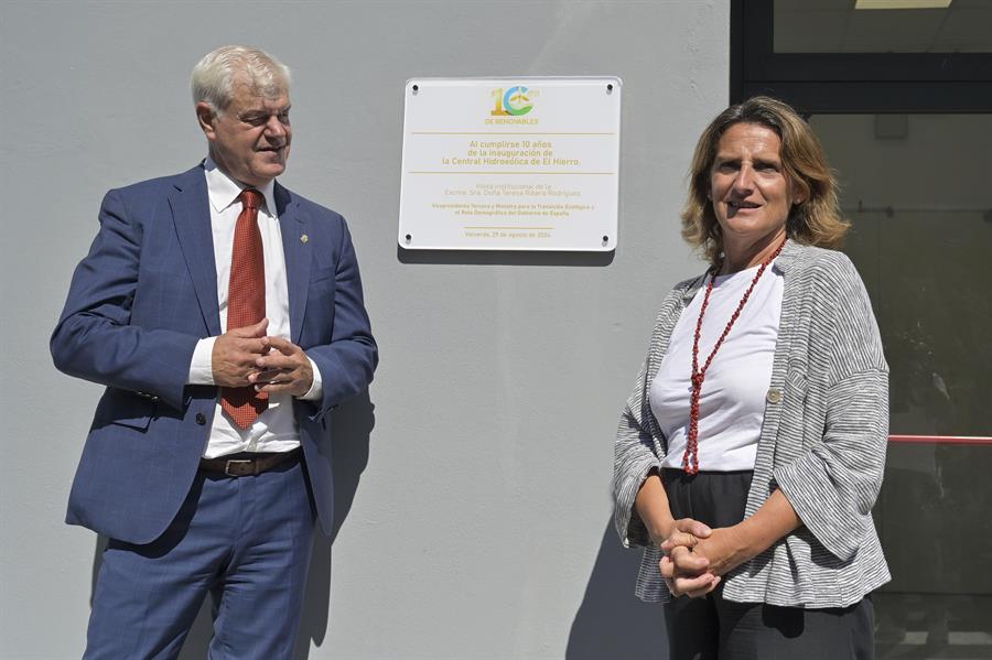 Teresa Ribera en El Hierro. Imagen: La vicepresidenta del Gobierno y ministra para la Transición Ecológica y el Reto Demográfico, Teresa Ribera (i), junto al Presidente del Cabildo de El Hierro, Alpidio Armas (d). EFE