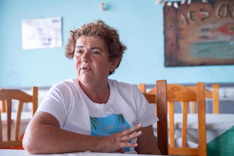 Comienzo de la Ruta Canaria. Imagen: Aurora Hernández, del restaurante Los Caracolitos, en Las Salinas (Fuerteventura), testigo de las primeras llegadas de pateras a Canarias, hace 30 años. EFE/Carlos de Saa