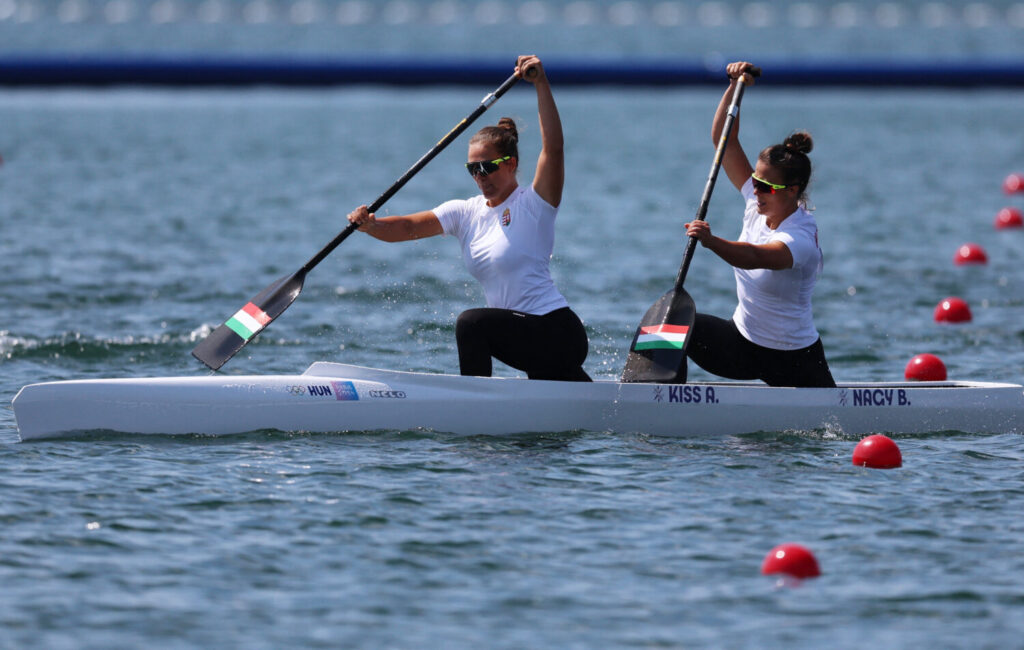 Juegos Olímpicos de París 2024 - Canoa Sprint - Canoa femenina Doble Cuartos de final 500m - Estadio Náutico Vaires-sur-Marne - Flatwater, Vaires-sur-Marne, Francia - 06 de agosto de 2024. Agnes Anna Kiss de Hungría y Bianka Nagy de Hungría en acción. REUTERS/Molly Darlington