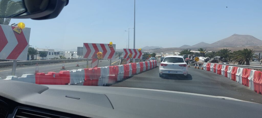 Desvío del tráfico en la carretera LZ-2 este jueves por la noche hacia Playa Honda