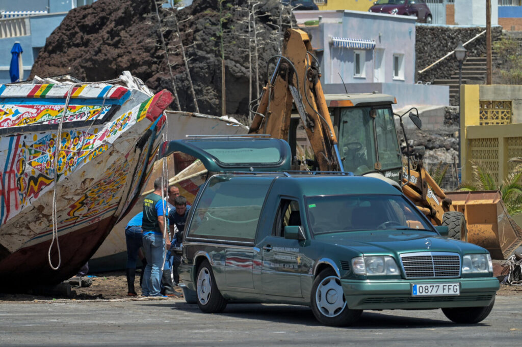 EL PINAR (EL HIERRO), 23/08/2024.- La Guardia Civil y médico forense retiran, junto a los operarios del puerto de La Restinga y los servicios funerarios, el cadáver de una persona hallado en el fondo del cayuco rescatado en la mañana de este viernes, con 174 inmigrantes, durante las labores de desguace de la embarcación. Se trata del segundo fallecido de esta embarcación. EFE/ Gelmert Finol