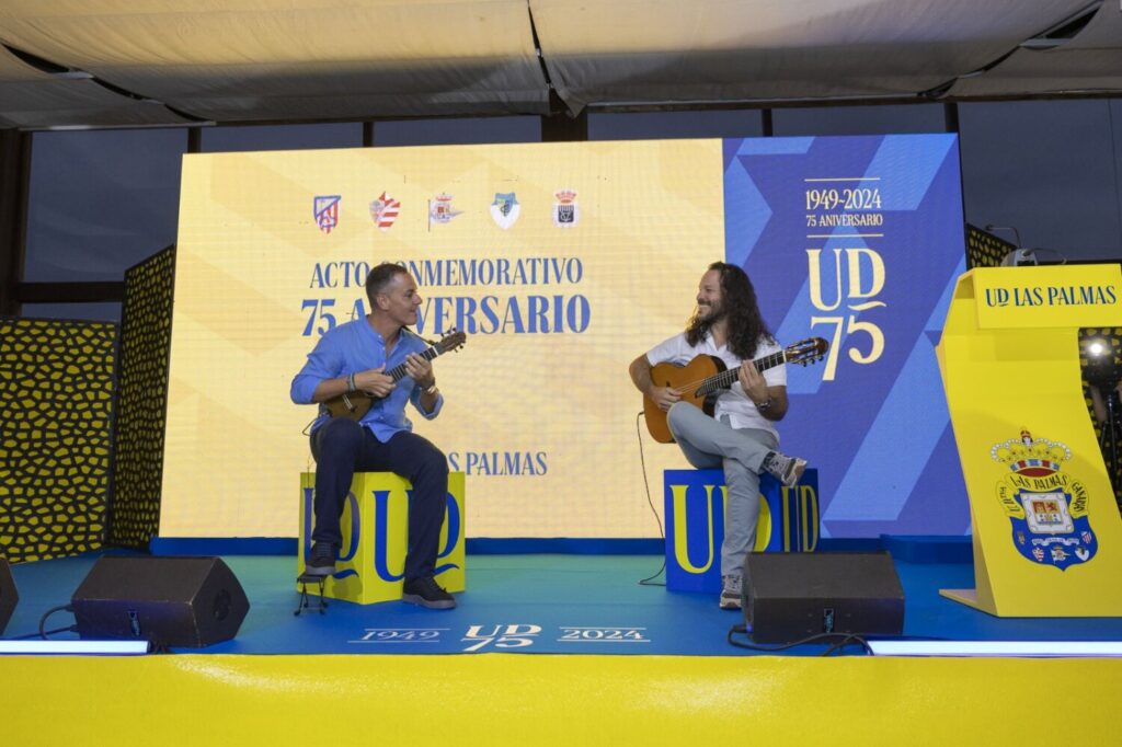 Actuación Germán López y YUNIEL Rascón en la celebración del 75 aniversario de la UD Las Palmas. Foto X UD Las Palmas