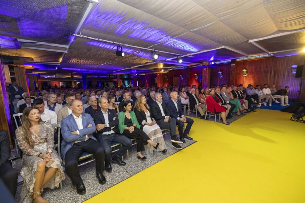 Autoridades y otras personalidades presentes durante la celebración del 75 aniversario de la UD Las Palmas. Foto UD Las Palmas