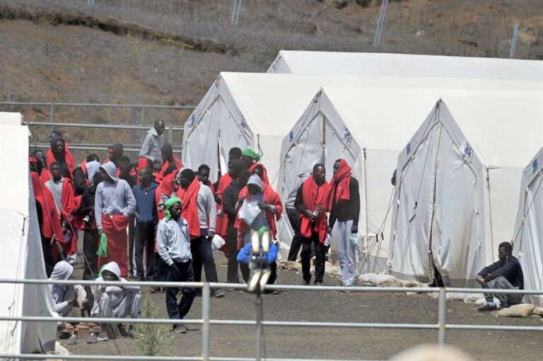 El Gobierno de España construirá dos centros de acogida de migrantes en Fuerteventura y Tenerife