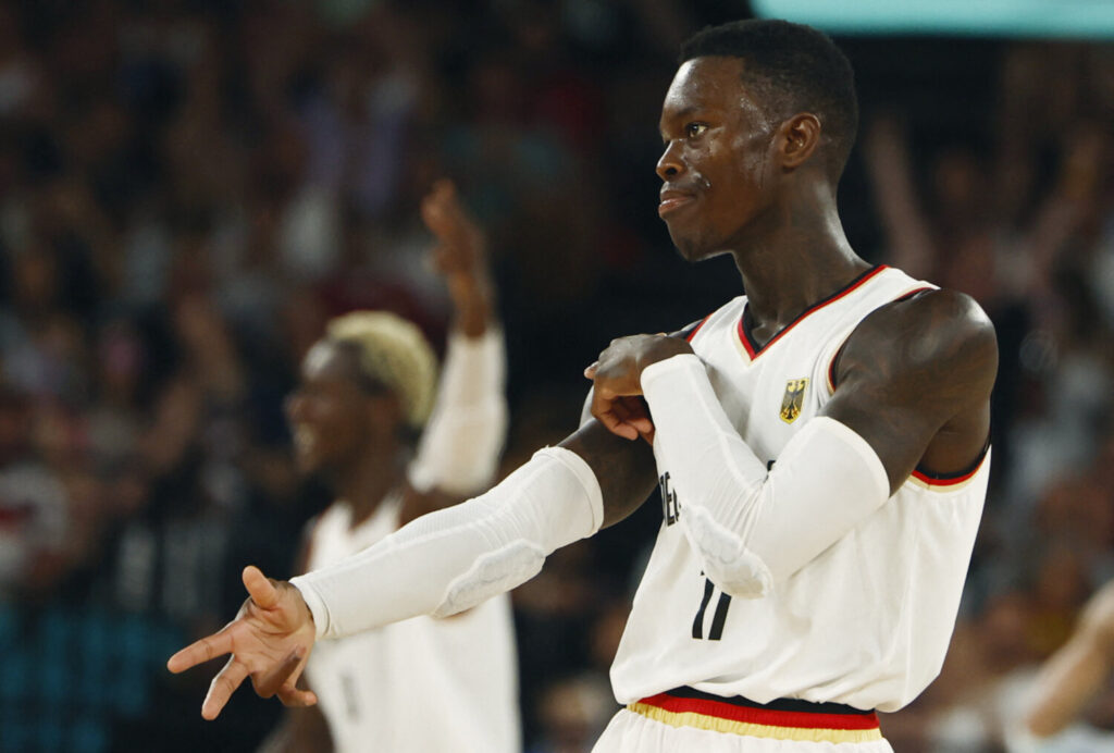 Juegos Olímpicos de París 2024 - Baloncesto - Cuartos de final masculino - Alemania vs Grecia - Bercy Arena, París, Francia - 06 de agosto de 2024. Dennis Schroder de Alemania celebra después de anotar una canasta de tres puntos REUTERS/Evelyn Hockstein