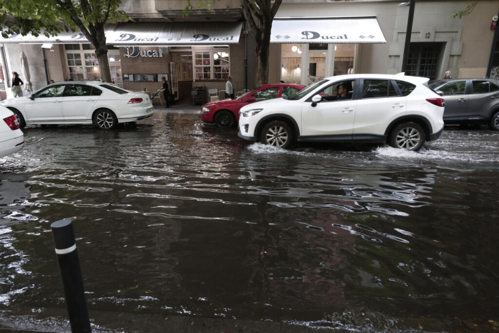 Una Dana afecta a Baleares y parte de la Península 

Imagen del aspecto que presenta una de las calles del centro de Pamplona tras las intensas lluvias de ayer que ocasionaron cortes de carretera principalmente en la zona media de la Comunidad Foral. La Agencia Estatal de Meteorología (Aemet) ha activado alertas en nueve comunidades autónomas, Navarra entre ellas, ante la previsión de que se registren a lo largo del día fuertes lluvias y tormentas, que van a ser especialmente intensas en el litoral mediterráneo. EFE/ Jesus Diges