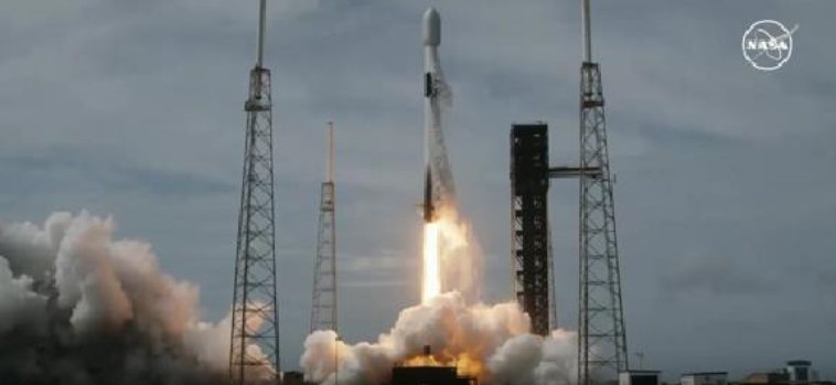 El cohete "Falcon 9" de SpaceX despega rumbo a la Estación Espacial Internacional