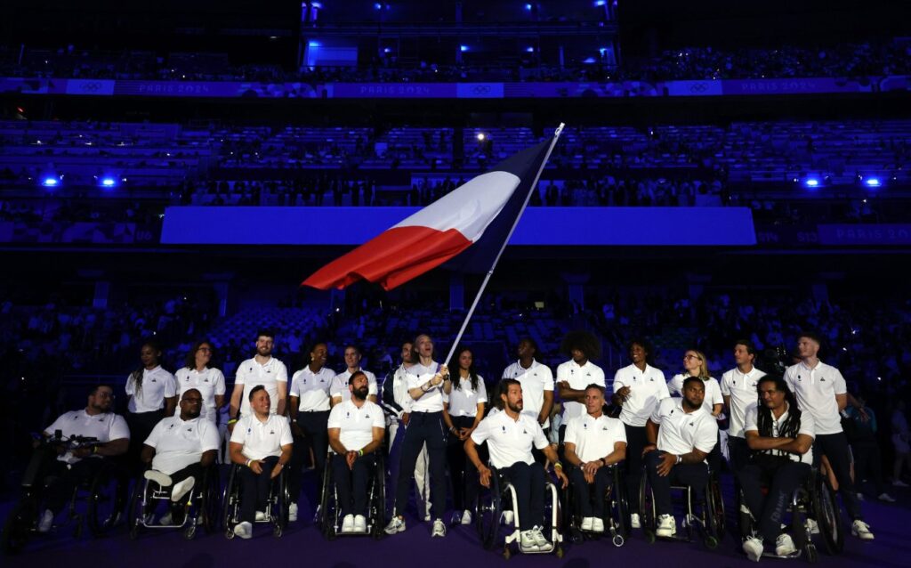 El equipo Paralímpico francés en la ceremonia de clausura de los Juegos Olímpicos de Paris 2024. Fuente: Cuenta oficial de X de los JJ.OO