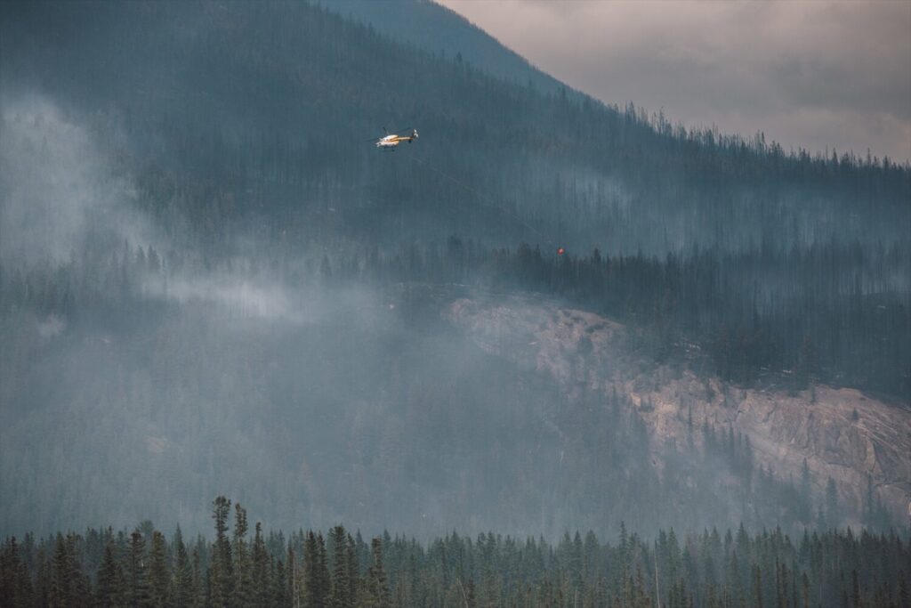 Helicóptero trabaja en las labores de extinción de un incendio en el Parque Nacional Jasper de Canadá Europa Press/Contacto/Amber Bracken 26/7/2024