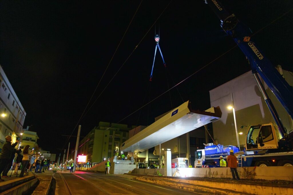 Instalación del primer módulo de la rampa de acceso a la pasarela peatonal del Padre Anchieta desde la Avenida Trinidad CABILDO DE TENERIFE 06/8/2024