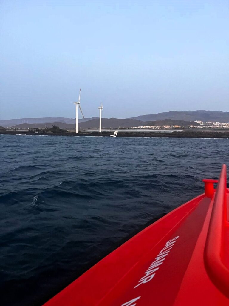 Un velero queda varado en la costa de Agüimes, Gran Canaria