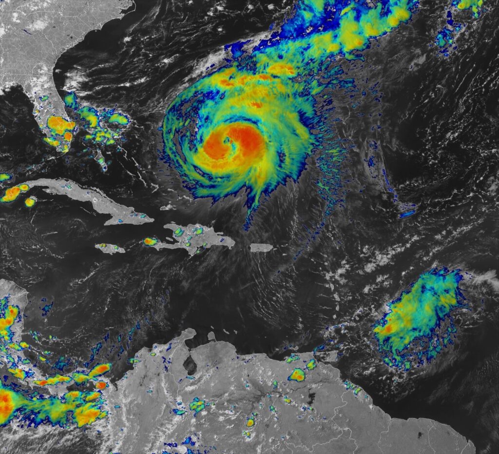 El huracán 'Ernesto' asciende a categoría dos de camino a Bermudas