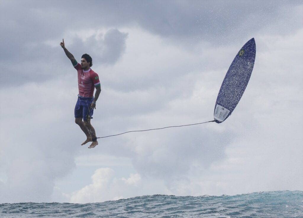 Gabriel Medina of Brazil competes during the men's round 3 heat of surfing of the Paris 2024 Olympic Games in Teahupo'o, Tahiti, French Polynesia, on July 29, 2024.,Image: 894054589, License: Rights-managed, Restrictions: , Model Release: no, Credit line: maping / Xinhua News / ContactoPhoto Editorial licence valid only for Spain and 3 MONTHS from the date of the image, then leer más delete it from your archive. For non-editorial and non-licensed use, please contact EUROPA PRESS