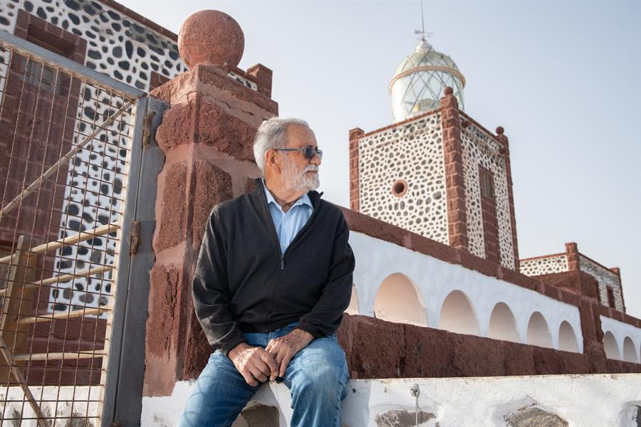 El expresidente de Cruz Roja en Canarias Gerardo Mesa Noda, de 89 años, guarda en su memoria la secuencia completa de las tres décadas trascurridas desde que llegó la primera patera a las islas y se lamenta de que "no se ha avanzado mucho en la acogida, cuando ya era para tener infraestructura y saber lo que se nos venía encima”. EFE/Carlos de Saa