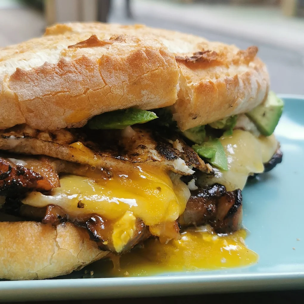 En Castro's, una cafetería ubicada en el corazón de Liverpool, se pueden disfrutar auténticos sabores canarios como el bocadillo de pata asada, la carne mechada, y el popular barraquito.