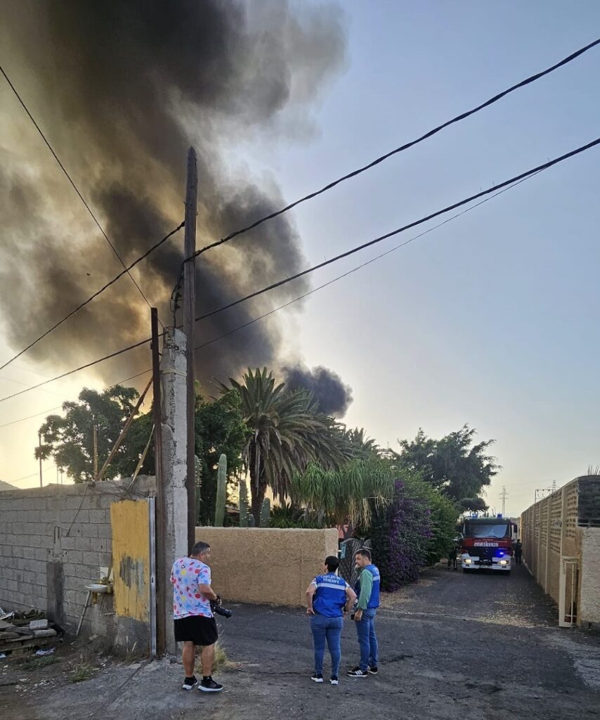 Imagen del incendio en un vivero en Güímar, Tenerife. Foto Isaac Tacoronte 