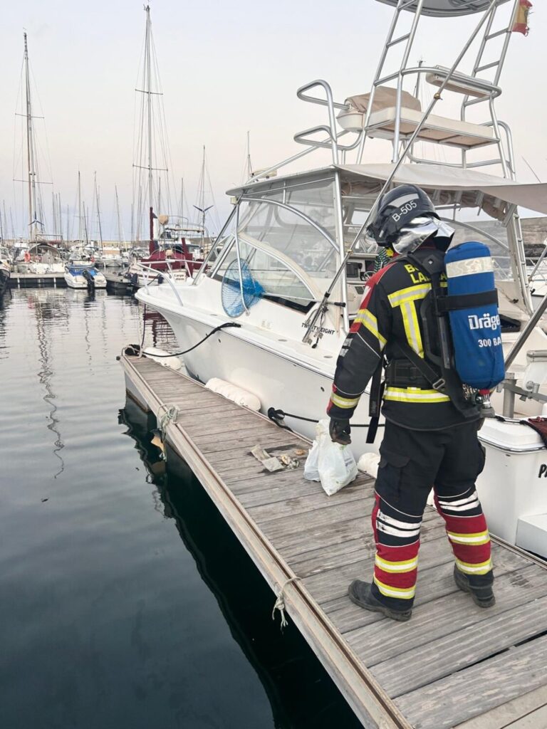 Imagen de la intervención tras la explosión en una embarcación en Puerto Calero, Lanzarote. Foto Consorcio de Seguridad y Emergencias Lanzarote 