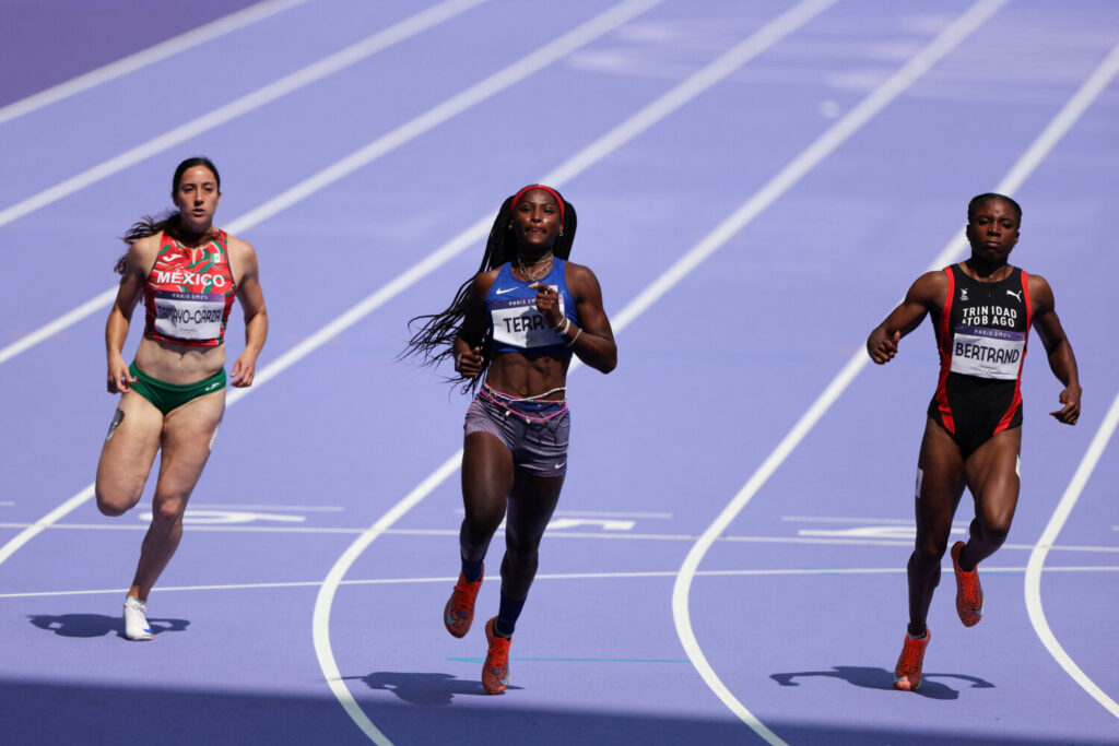 Juegos Olímpicos de París 2024 - Atletismo - Mujeres 100m Ronda 1 - Heat 6 - Stade de France, Saint-Denis, Francia - 02 de agosto de 2024. Cecilia Tamayo-Garza de México, Twanisha Terry de Estados Unidos y Leah Bertrand de Trinidad y Tobago en acción . REUTERS/Jeremy Lee