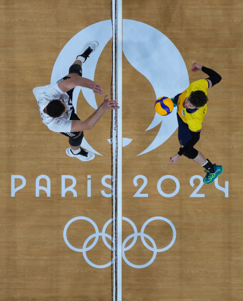 Juegos Olímpicos de París 2024 - Voleibol - Ronda preliminar masculina - Grupo B - Brasil vs Egipto - South Paris Arena 1, París, Francia - 02 de agosto de 2024. Mohamed Masoud de Egipto y Bruno Mossa Rezende de Brasil en acción. REUTERS/Siphiwe Sibeko