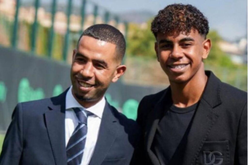 Lamine Yamal junto a su padre en una foto de archivo