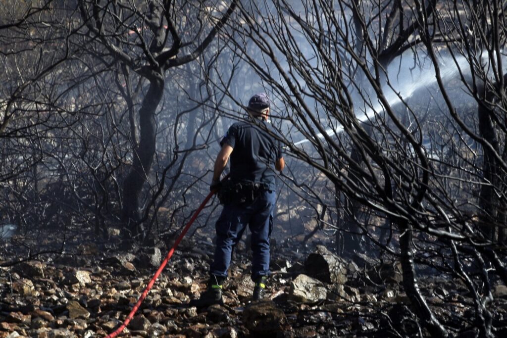 Los Bomberos trabajan para extinguir por completo el incendio cerca de Atenas