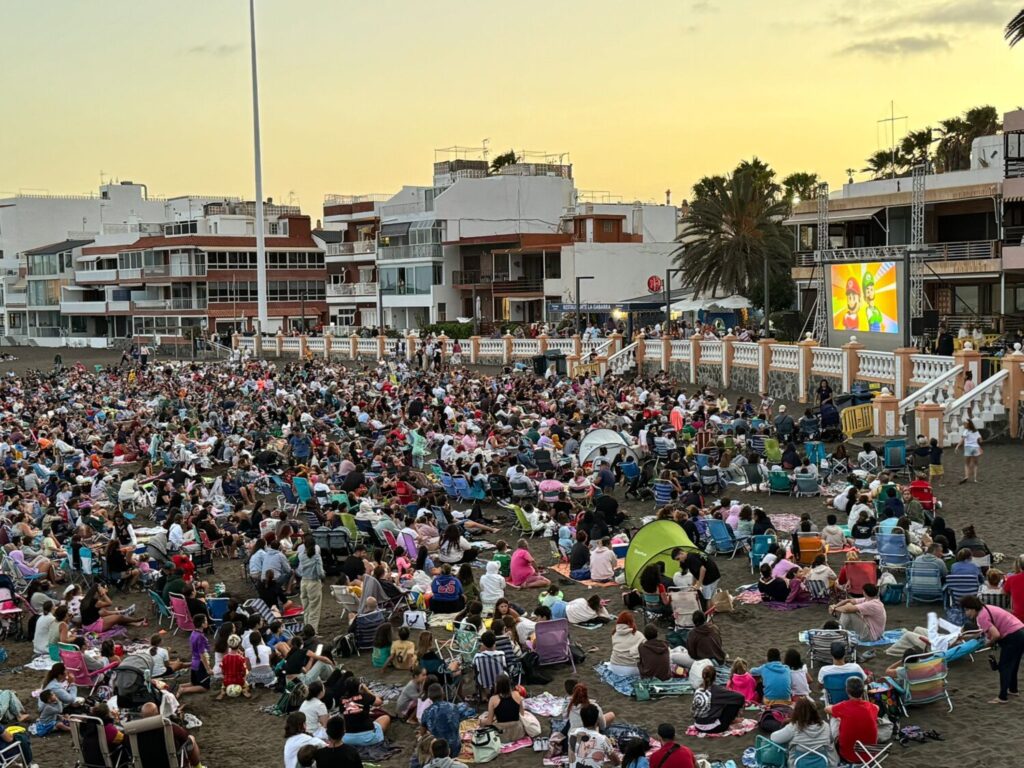 El cine de verano de Salinetas, Gran Canaria, congrega a más de 2.000 personas