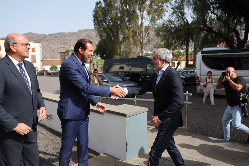 Saludo entre Fernando Clavijo y Óscar Puente en la visita del ministro a la carretera de La Costa. Foto Gobierno de Canarias 