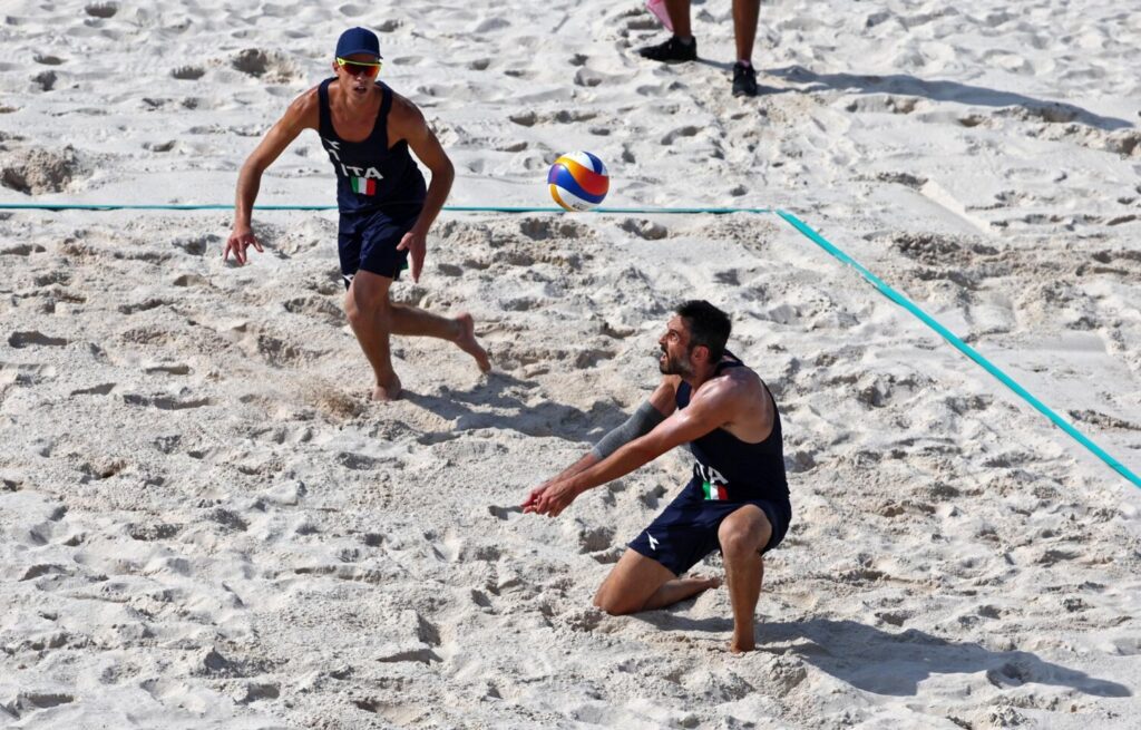 París (Francia), 01/08/2024.- Paolo Nicolai (L) y Samuele Cottafava de Italia en acción durante su fase preliminar Pool Un partido en las competiciones de Voleibol de Playa en los Juegos Olímpicos de París 2024, en la Torre Eiffel de París, Francia, 1 de agosto de 2024. (Francia, Italia) EFE/EPA/DIVYAKANT SOLANKI