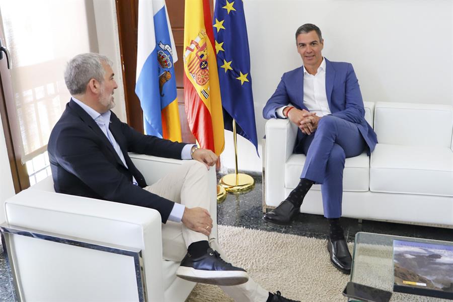 Pedro Sánchez y Fernando Clavijo en la reunión mantenida en La Palma donde abordaron la situación migratoria de Canarias. Imagen EFE