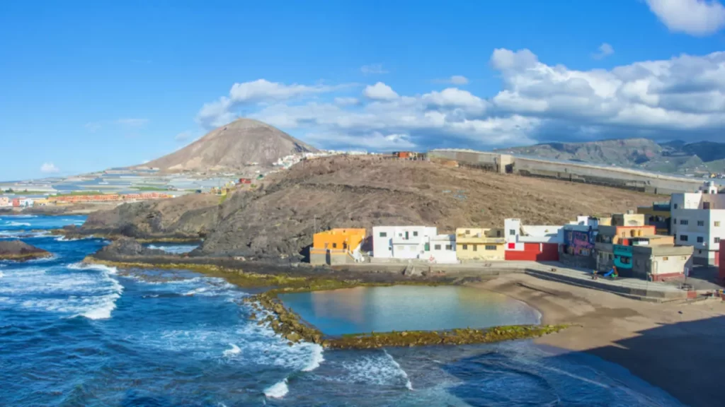 Reabre la playa de Los Dos Roques en Gran Canaria cerrada por el 'dragón azul'