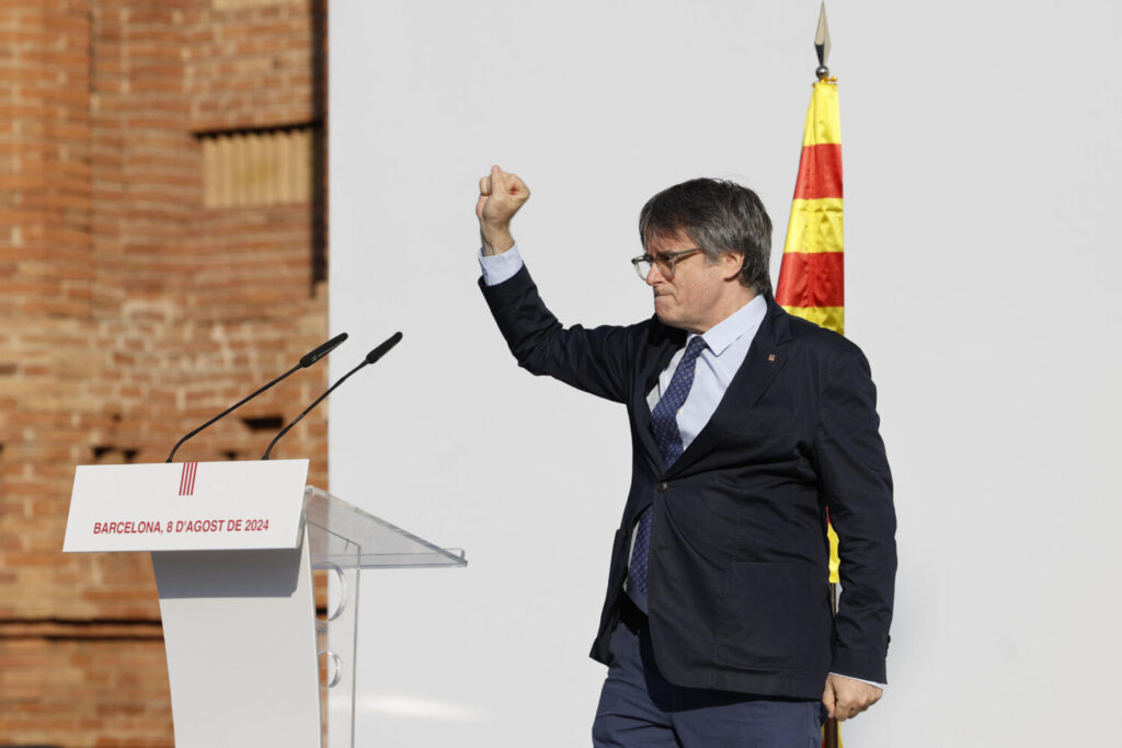 Puigdemont ya está en España 


BARCELONA, 08/08/2024.- El expresidente catalán Carles Puigdemont, interviene en el acto de bienvenida para el que miles de independentistas se congregan en el paseo Lluís Companys de Barcelona, junto al Parlamentantes. Tras casi siete años huido en el extranjero, y pese a la orden de detención nacional contra él, Puigdemont ha decidido regresar a Cataluña con la intención de asistir, este jueves 8 de agosto, a la investidura de Salvador Illa, por lo que es máxima la expectación y la incertidumbre por lo que pueda ocurrir en las próximas horas. EFE/ Alberto Estevez