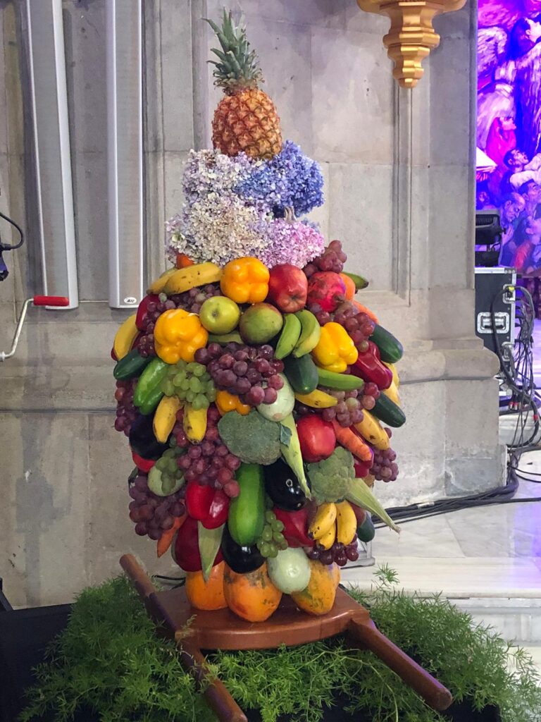 Momento de la actuación durante el pregón de las fiestas de agosto en honor a la Virgen de La Candelaria.

Ramo de frutas y verduras tradicional de Arure hecho en la Basílica de La Candelaria en honor a las fiestas de agosto 2024