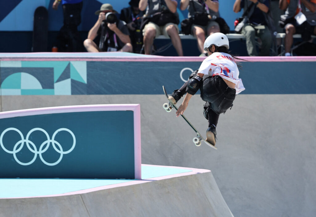 Juegos Olímpicos de París 2024 - Skateboarding - Preliminares del Parque de la Mujer - La Concorde 4, París, Francia - 06 de agosto de 2024. Haohao Zheng de China en acción. REUTERS/Mike Blake